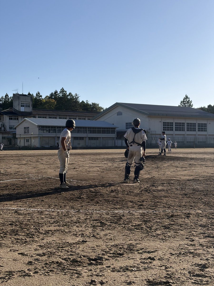 ktkwdbaseball's tweet photo. 京都産業大学附属高校さんと練習試合を行いました。ありがとうございました！
【試合結果】
北桑田 2-4 京都産業
野球のスキルを上げるだけでなく、人間性の部分でも成長できるように、周りを見て自分から考えて行動することを大切にしていきます！
 #北桑田 #高校野球 https://t.co/Am0MC9h3Jr