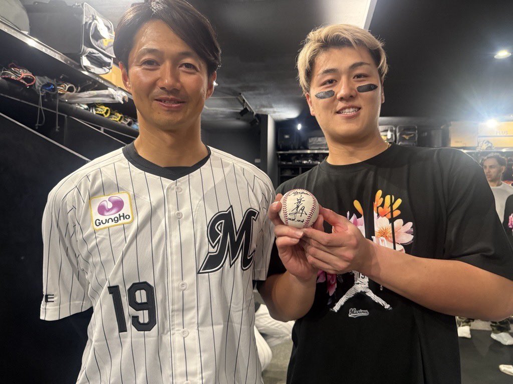 chibalotte_pr's tweet photo. 「唐川さん、これホームランボールです！」と #山口航輝 選手。
「そして、サインください！」と山口選手。
「え！プレゼントしてくれるんじゃないの！」と #唐川侑己 投手。
ロッカー内は大爆笑でした。
#chibalotte #広報 https://t.co/hTdEgYWJoG