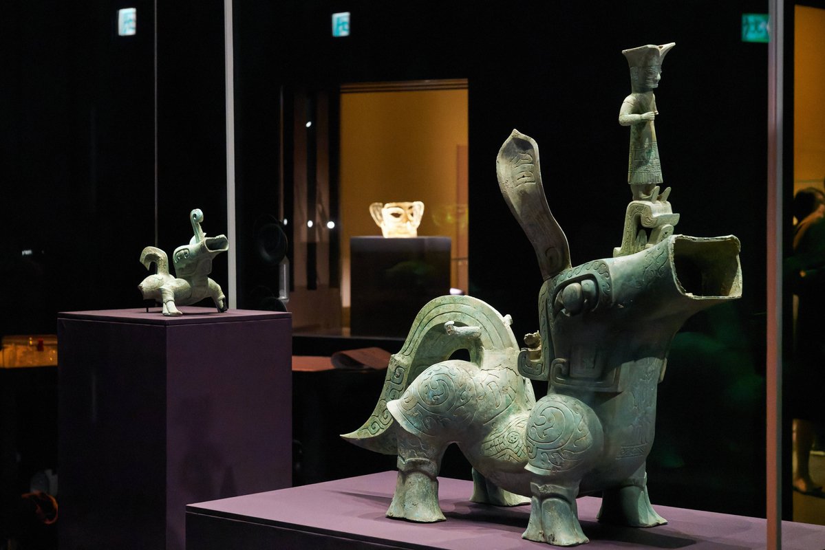Christopheegq1's tweet photo. Under the midday sun, a stunning exhibition of ancient artifacts unfolds, drawing crowds to admire the rare relics. https://t.co/gKOydloalW