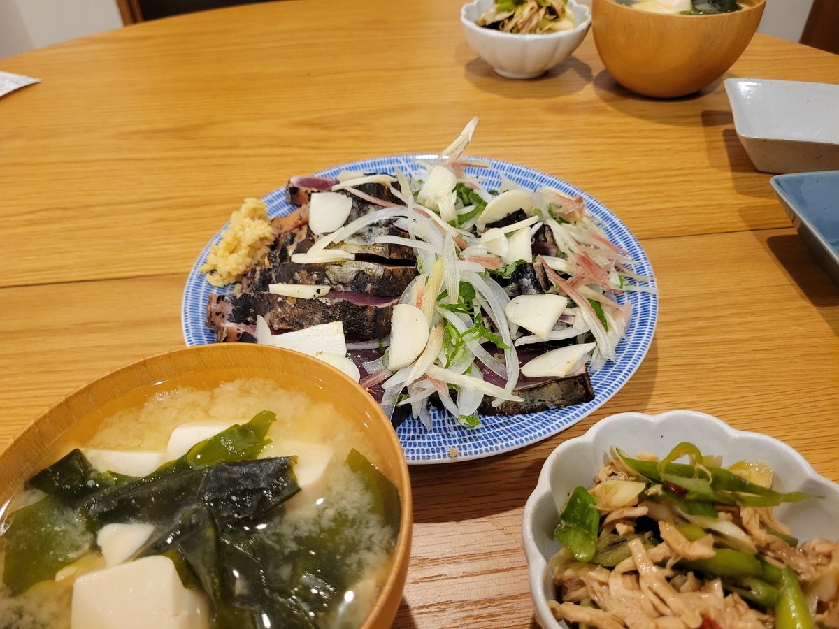inutiger's tweet photo. 嫁がふるさと納税でお高い鰹のタタキをチョイス。専門店で食べるような質の高いやつで酒が進む。
薬味も充実していたし家庭でこれは大満足ですよ。
あ、副菜は自分の作り置きでございます。 https://t.co/e6hIZ6B8do