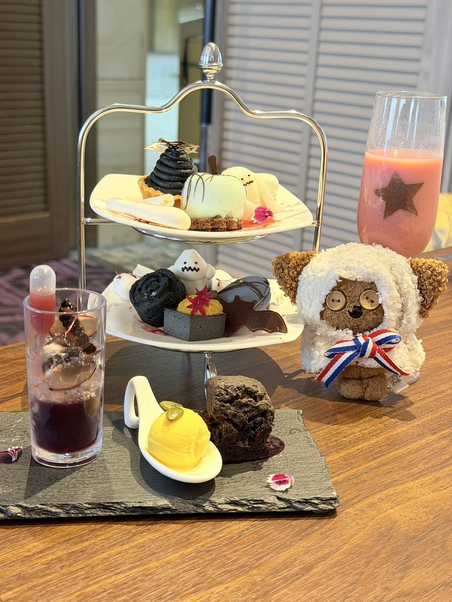 TimUrayasu's tweet photo. 舞浜のホテルでデザートスタンド食べてきたデス！🎃🧁✨

ハロウィーンナイトの彩りがとっても綺麗で、すごく美味しかったデス😊💜🖤 https://t.co/BVBUoT5Vzz
