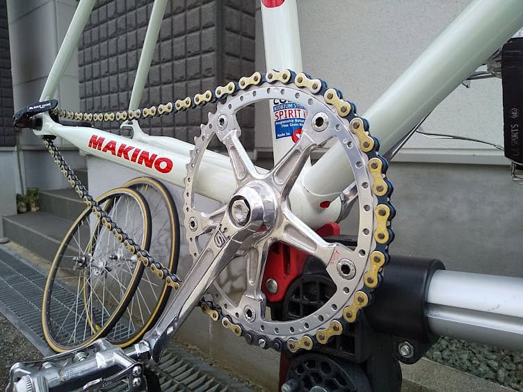kino99's tweet photo. 私の街乗りピストには SUGINO Mighty Competition マイティコンペを使っています　1968年製 PCD151 長さ 168mm 当時新品を買った物です　ただエアロが流行った 1981年頃に削ってこの様な容姿になっています
#街乗りピスト　#SUGINO #杉野鉄工所 #マイティコンペ #BIA刻印 https://t.co/1KKwuT3Xqm