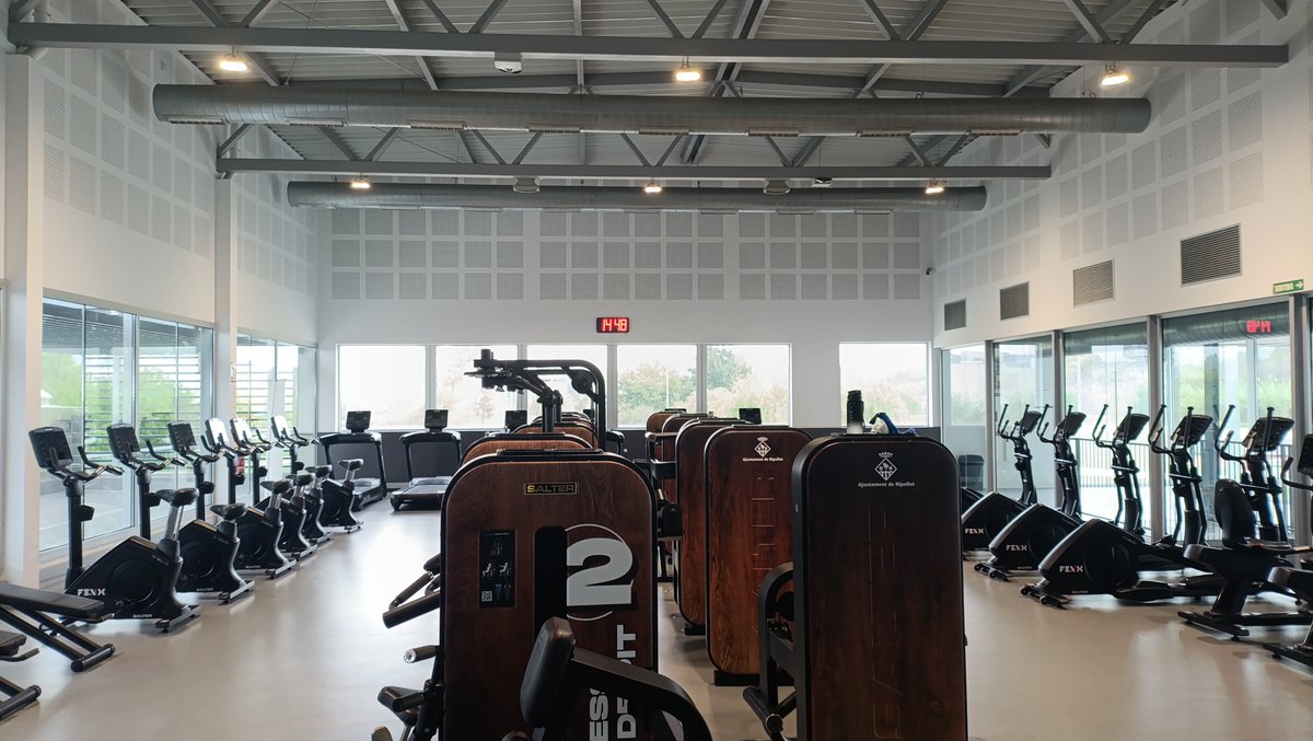 HansiHarris's tweet photo. Me he quedado literalmente solo en el gimnasio. Parece que soy el único al que la lluvia no le deja con ganas de quedarse en casa https://t.co/siN8pBSuMz