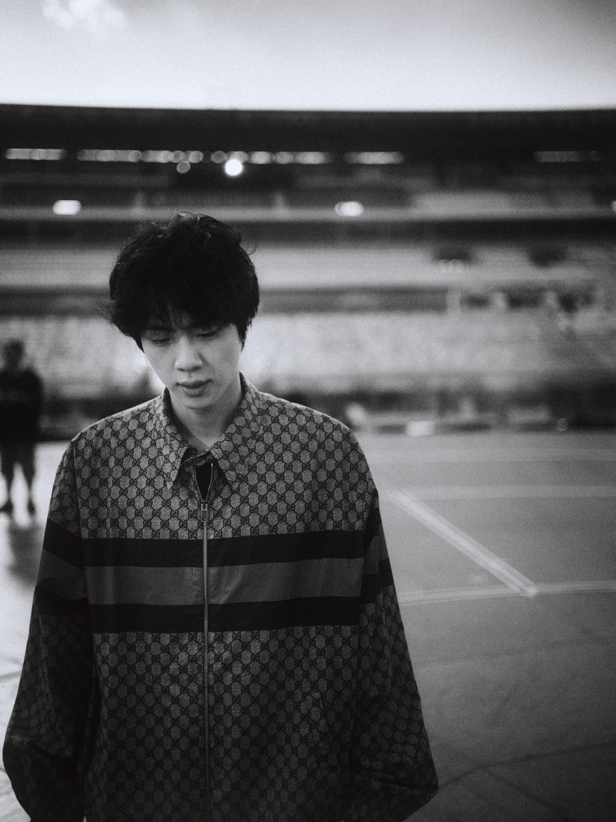 nm9711's tweet photo. Jungkook subió estas fotos a su feed de Instagram hace unas horas 📸💜

🐰: Se me cayó la Leica (cámara), así que el objetivo se abolló :( 

https://t.co/qmxTwZPOvk https://t.co/FSQAkxUflk