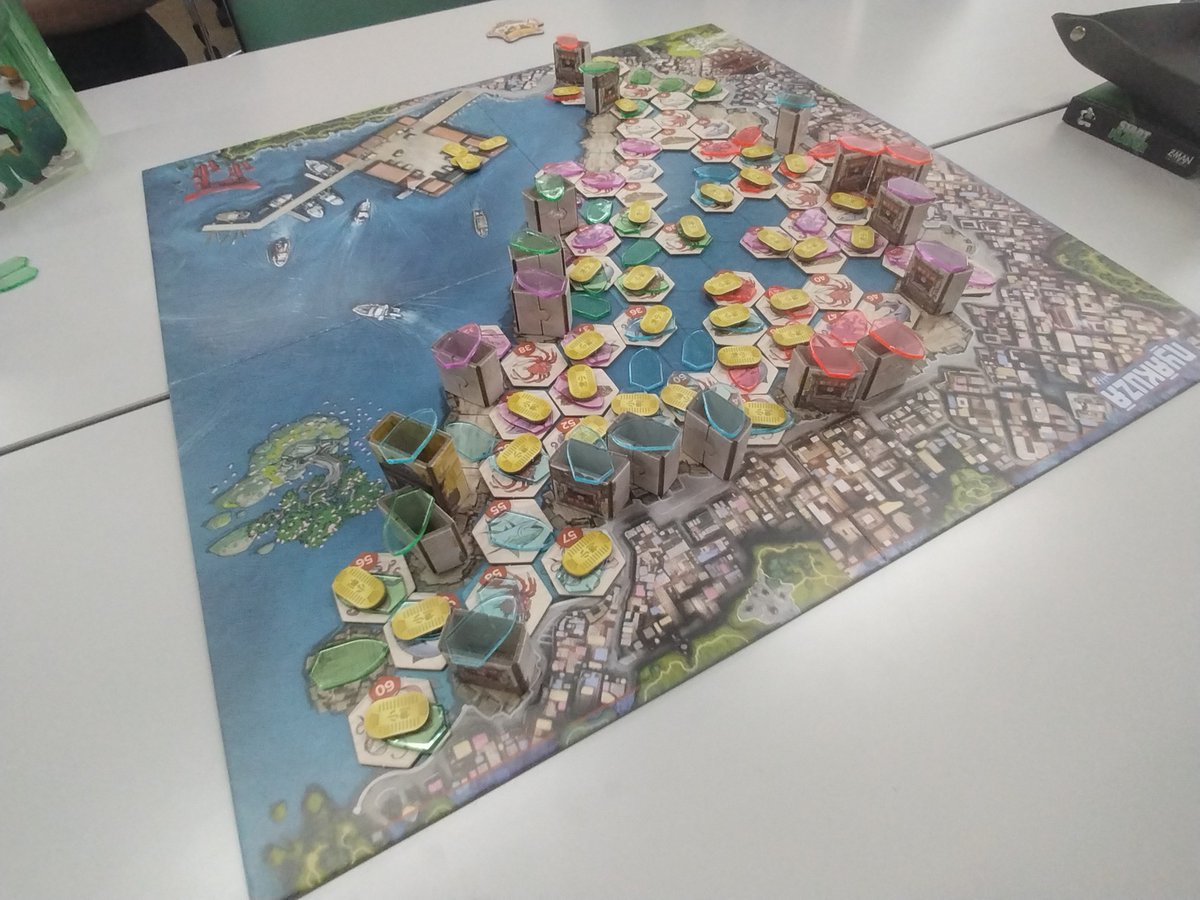 BoardGame_Lilac's tweet photo. 本日は第113回ボードゲーム会でした。パーティゲームから重量級まで、幅広く遊ばれていました。
「ダンジョンズ、ダイス＆デンジャー」は、ダイスと紙ペンでダンジョンに潜っていくゲーム。親プレイヤーのダイス目に文句を言いながらグリグリ塗りつぶして進むのが、ダンジョン攻略してる感ありました。 https://t.co/YxSbdqpohh
