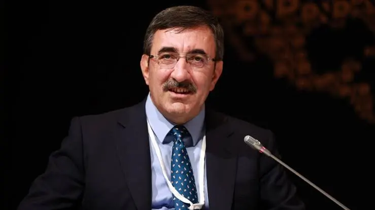 RusenPress's tweet photo. Fon krizinde bu fonların hisselerinde yakalanalar için örnek dilekçe yapılmıştır. Bu dilekçeyi CİMER üzerinden Hazine Bakanlığı, Cumhurbaşkanlığı vb. gönderebilirsiniz.

T.C.
CUMHURBAŞKANLIĞI
CUMHURBAŞKANI YARDIMCILIĞINA
FON KOORDİNASYON KURULU BAŞKANLIĞINA
ANKARA

03.10.2026

KONU: Borsa İstanbul'da İşlem Gören Tera Yatırım (TERA), Pusula Grubu ve Bağlantılı Şirketlerin Hisse Senedi Mağdurlarının Haklarının Korunması, Acil Eylem Planı Açıklanması ve Hukuki Belirsizliklerin Giderilmesi Talebi

Sayın Cumhurbaşkanı Yardımcımız,
Sermaye Piyasası Kurulu’nun (SPK) 30.09.2026 tarih ve 2026/67 sayılı bülteninde yayımlanan kararıyla, Tera Yatırım Menkul Değerler A.Ş. (TERA) şirketinin sermaye piyasası faaliyetleri geçici olarak durdurulmuş; hemen akabinde Borsa İstanbul yönetimi tarafından şirket payları Ana Pazar’dan çıkarılarak Yakın İzleme Pazarı’na (Gözaltı Pazarı) düşürülmüştür. Bu kararlar ve peşi sıra gelen kurumsal yönetim krizleri, borsada işlem gören ilgili şirket hisselerine birikimlerini yatıran yüz binlerce iyi niyetli küçük yatırımcının çok büyük bir finansal çöküş yaşamasına neden olmuştur.

Kamu otoriteleri tarafından yatırım fonlarına yönelik tasfiye ve ödeme takvimleri işletilmeye başlanmış olsa da, krizin asıl büyük ve yıkıcı ayağını oluşturan "Hisse Senedi Mağdurları" tamamen görmezden gelinmekte ve kaderlerine terk edilmektedir.

Eski MASAK Başkan Yardımcısı Ramazan Başak’ın da dikkat çektiği üzere, kriz sadece fon ortaklarından ibaret değildir. Hisse senetlerine doğrudan yatırım yapan bireysel ve kurumsal tasarruf sahipleriyle birlikte mağdur sayısı 300-400 bin kişiyi (bağlantılı hesaplar ve ailelerle birlikte milyonlarca vatandaşı) aşmış durumdadır. TERA ve Pusula sahiplerinin tutuklanmasıyla derinleşen süreçte, tasarruf sahipleri yatırımlarının %80’inden fazlasını kaybetmiş, hasarın büyüme eğilimi göstermesi durumunda piyasalardaki toplam tahribatın 15 Milyar Dolar seviyesine ulaşabileceği öngörülmektedir.

Daha da kritik olan husus, mağdur olan hisse yatırımcıları arasında Norveç Varlık Fonu dahil olmak üzere uluslararası yabancı yatırım fonlarının da bulunmasıdır. Şirket yöneticilerinin tutuklanması ve SPK bültenlerindeki usulsüzlük tespitleri yasal gerekçe gösterilerek, yabancı kurumsal fonların yurt dışı finans piyasalarında ve uluslararası mahkemelerde Türkiye aleyhine milyarlarca dolarlık tazminat ve tahkim davaları açmaya hazırlandığı bilinmektedir. Bu durum, Borsa İstanbul’un ve ülkemizin uluslararası finansal güvenilirliğine telafisi imkansız zararlar verme riski taşımaktadır.

Bu krizden doğrudan etkilenen, operasyonları kısıtlanan veya piyasa dolandırıcılığı/fon tasfiyeleri neticesinde tahtalarında derin kayıplar (taban serileri) yaşanan başlıca borsa şirketleri şunlardır:
#TERA, #OZATD, #KTLEV, #KARCL, #TRHOL, #ANELE, #SELEC, #TEHOL, #ALKLC, #DSTKF, #BIGEN, #SVGYO, #PEKGY, #TMPOL, #HEDEF, #DAPGM, #ATATR, #IEHYO, #ISKPL, #LIDER, #BKRGY, #TKNKA, #ISVEA, #MCARD, #MARTI, #KZGYO, #ODINE, #GUNDG

Zat-ı Alinizin ve SPK başkanlığının, fonlardaki hisselere borsada yatırım yapan küçük yatırımcıların haklarının nasıl korunacağına dair bir araştırma yürüttüğü bilgisi kamuoyuna yansımış olsa da sosyal medyada feryat eden yüz binlerce yatırımcının acil, somut ve şeffaf bir açıklamaya ihtiyacı vardır.

SONUÇ VE TALEP

Yukarıda arz edilen ve piyasa genelini tehdit eden bu olağanüstü krizin Hazine ve Maliye Bakanlığı ile SPK tarafından ivedilikle ele alınmasını; Devlet Denetleme Kurulu'nun (DDK) sürece dahil edilmesini ve aşağıdaki hususların resmi bir yol haritasıyla kamuoyuna ilan edilmesini saygılarımızla talep ederiz:

Faaliyetleri durdurulan TERA ve Pusula Grubu şirket sahiplerinin ve yöneticilerinin, kendi usulsüzlükleri nedeniyle borsadaki hisse yatırımcısına (küçük yatırımcıya) verdikleri zararların, dondurulan şahsi/şirket mal varlıklarından tanzim edilip edilmeyeceğine dair net bir hukuki açıklama yapılması,

Yakın İzleme Pazarı'na düşürülen ve tahtaları kilitlenen yukarıdaki listede yer alan şirketlerdeki küçük yatırımcı haklarının korunması amacıyla ne tür regülasyonlar ve piyasa yapıcı önlemler uygulanacağının duyurulması,

Norveç Varlık Fonu ve diğer yabancı yatırım fonlarının uluslararası düzeyde dava açarak ülkemizin finansal prestijine zarar vermesini önleyecek, küresel standartlara uygun şeffaf bir hukuki/idari çözüm takviminin paylaşılması.

Gereğini saygılarımızla arz ederiz.

TERA VE PUSULA GRUBU BORSADAKİ HİSSE MAĞDURU YATIRIMCILAR

DAYANAKLAR:

SPK’nın 30/09/2026 tarih ve 2026/67 sayılı bülten kararları (Tera Yatırım geçici faaliyet durdurma kararı).
Borsa İstanbul Kotasyon Yönergesi'nin 35. maddesi uyarınca TERA paylarının 02.10.2026 itibarıyla Yakın İzleme Pazarı'na alınması kararı.

İstanbul Cumhuriyet Başsavcılığı'nın suç gelirlerinin aklanması ve piyasa dolandırıcılığı kapsamında yürüttüğü tutuklama ve mal varlığı dondurma kararları.

Mali Suçları Araştırma Kurulu (MASAK) eski yetkililerinin konuya ilişkin kurumsal risk ve mağdur sayısı tespit raporları/açıklamaları.

@_cevdetyilmaz 
@memetsimsek
