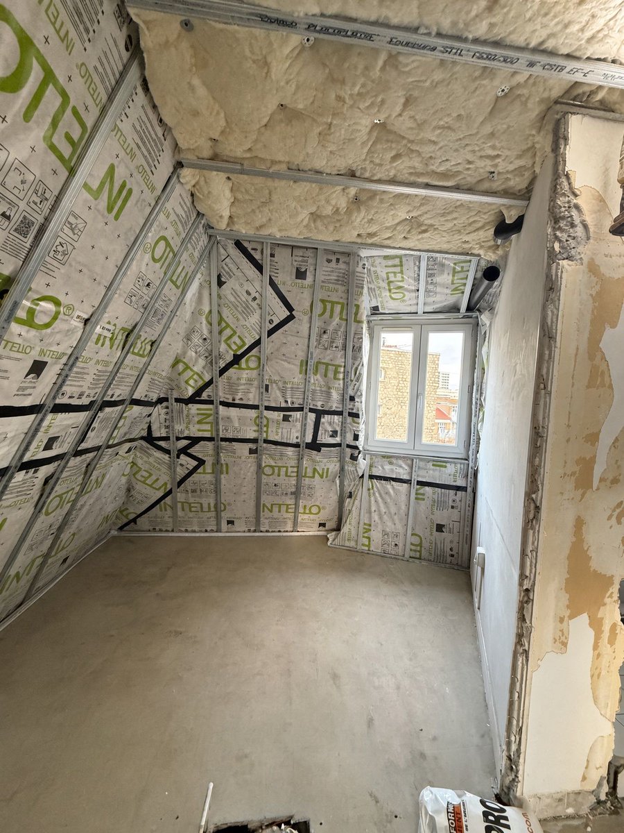 BTPDesign1's tweet photo. L'hiver arrive. Plafond isolé, frein-vapeur sur les rampants, puis les plaques.
Chantier BTP Design. Appartements, studios, combles. Paris 5e.
https://t.co/JozLf1aCCp https://t.co/Lz0SFiTlrw