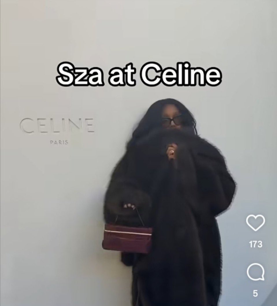 layovermoods's tweet photo. SZA attended today’s celine show we missed a big chance to see her and taehyung together 😭😭 https://t.co/ffqB09Yd28