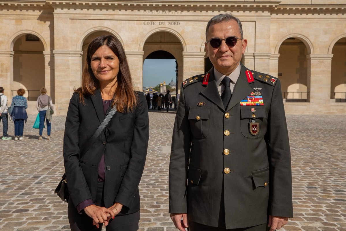RufoAlice's tweet photo. 🇫🇷🇹🇷 Rencontre avec le Général İlkay Altindag, directeur général de la défense et de la sécurité au ministère turc de la défense, après notre dernier échange à Ankara à l'occasion du sommet de @NATO. 

Nous avons évoqué les efforts de stabilisation de la France et de la Turquie au Proche et Moyen-Orient, ainsi que la situation en Ukraine et le travail mené dans le cadre de la coalition des volontaires. Plus largement, nous avons évoqué le renforcement de la relation de défense entre nos deux pays.