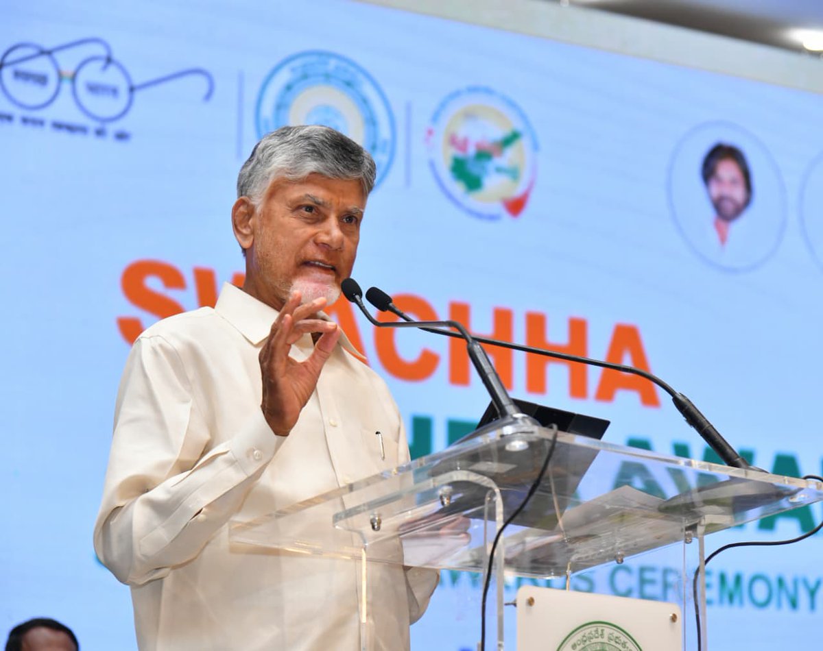 CDMA_Municipal's tweet photo. #SwachhaAndhraAwards2026 celebrated contributions towards a cleaner Andhra Pradesh. Hon’ble CM Sri Nara Chandrababu Naidu Garu and Hon’ble Minister for MA&amp;UD Sri Ponguru Narayana participated, highlighting shared responsibility and Waste to Wealth.

#SwachhaAndhra #WasteToWealth https://t.co/e8z08W8R6c