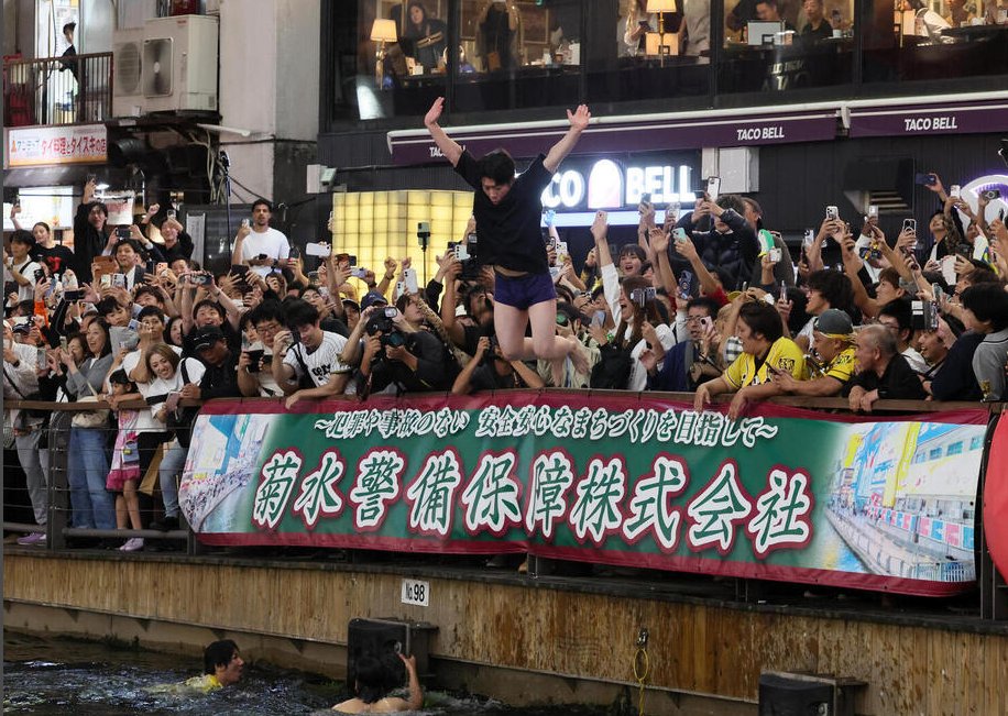 Dorapeinet's tweet photo. 阪神が連覇を決め道頓堀川にダイブするファン（撮影・加藤哉）

https://t.co/aVB95OS1Xf https://t.co/FiORw4CSja