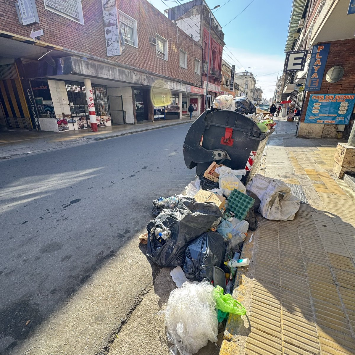 renegador_ar's tweet photo. Medios pauteros de Córdoba: “aumentan los locales vacíos en el centro”

Lo que los medios pauteros de Córdoba no muestran del centro: https://t.co/5NZdgRiFZ4