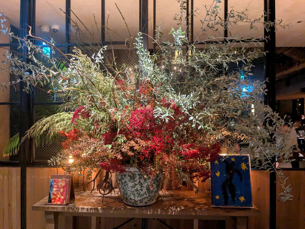 Sanroppa's tweet photo. 【伊藤大輔さんのライブ🎆】

❇️はじめていきましたあ❇️
ブルーノート・プレイス！恵比寿にありますが、駅にも久しぶりに来た！

懐かしいような新鮮なような。
お花がとっても綺麗でした。

大好きなケセラセラを歌ってくれました。
　　　↓↓↓
https://t.co/SSmqq8KrCZ https://t.co/7aB6Li6kzt