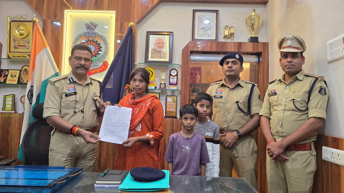 SpJashpur's tweet photo. 💙 दिवंगत पुलिसकर्मियों के परिवार के साथ खड़े रहे डीआईजी एवं एसएसपी डॉ. लाल उमेद सिंह।

उनकी संवेदनशील पहल पर स्व. आरक्षक जगलाल राम की पत्नी प्रियंका भगत एवं स्व. आरक्षक बलपंथ राम के पुत्र टीकेश रवि को आरक्षक (GD) पद पर अनुकंपा नियुक्ति मिली।

पुलिस परिवार—हर सुख-दुःख में साथ। 🤝 https://t.co/JnmR8F9b08