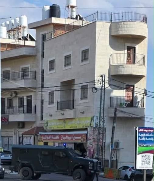 QudsNen's tweet photo. Israeli occupation forces force Palestinian shopkeepers to close their stores in Deir Dibwan, east of Ramallah, occupied West Bank. https://t.co/a2gWJIFs7A