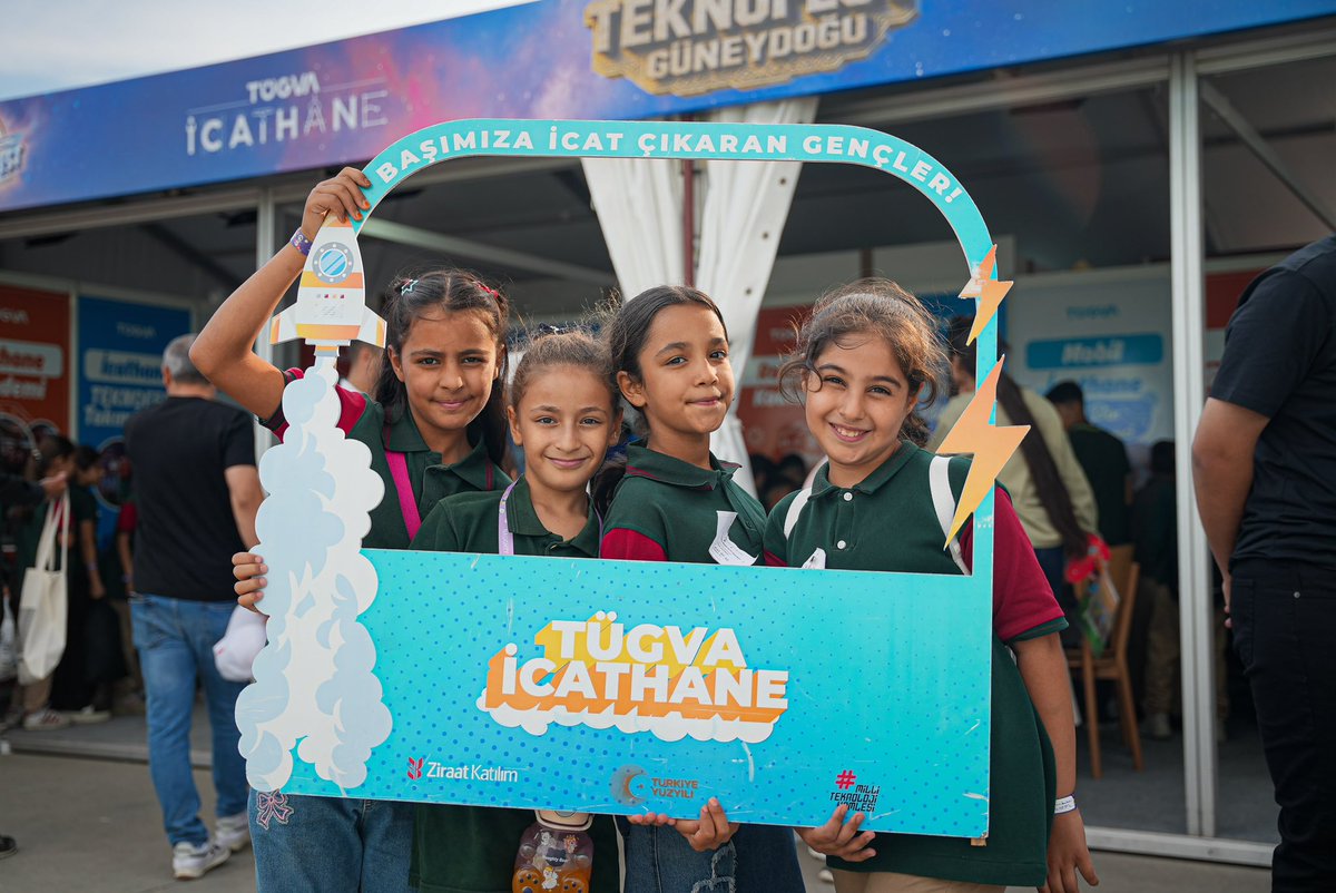 ibrahim_besinci's tweet photo. 🦾 İcat çıkaran, üreten ve geleceği tasarlayan gençlerimizle İcathane Atölyemizdeyiz!

Enerjini, heyecanını ve fikirlerini al gel! 🚀
Yarının teknolojisini inşa eden gençliğin bir parçası olmak için sen de bize katıl! 😎

📍 Stant: S-14

#TÜGVA #İcathane #TEKNOFEST https://t.co/UWRMJNg5vi