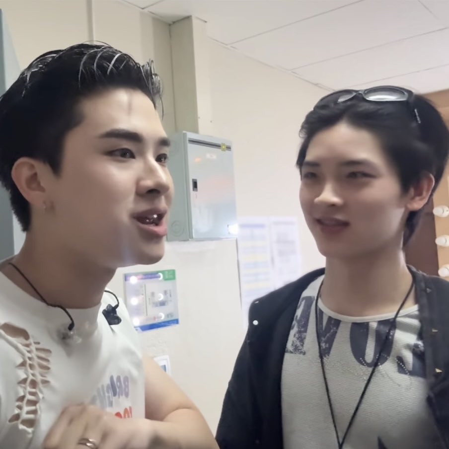 bunienice's tweet photo. เอ็นดูน้องโตโต้ นึกถึงที่นางมาอวดกลางไลฟ์ว่าพี่ไทยมาไลค์คลิปติ้กต้อกนาง กำลังนั่งอยู่ในรถกับแม่ กรี้ด ช้อค พี่ไทยบัสตัวจริงรึป่าว จนแม่ถามกรี๊ดอะไรโต้555555 

เดี๋ยวนี้ได้ยืนจ้องหน้าพี่ไทยอย่างงี้เลยนะ ลูกอ้วมมากกกก https://t.co/dJljIJc559