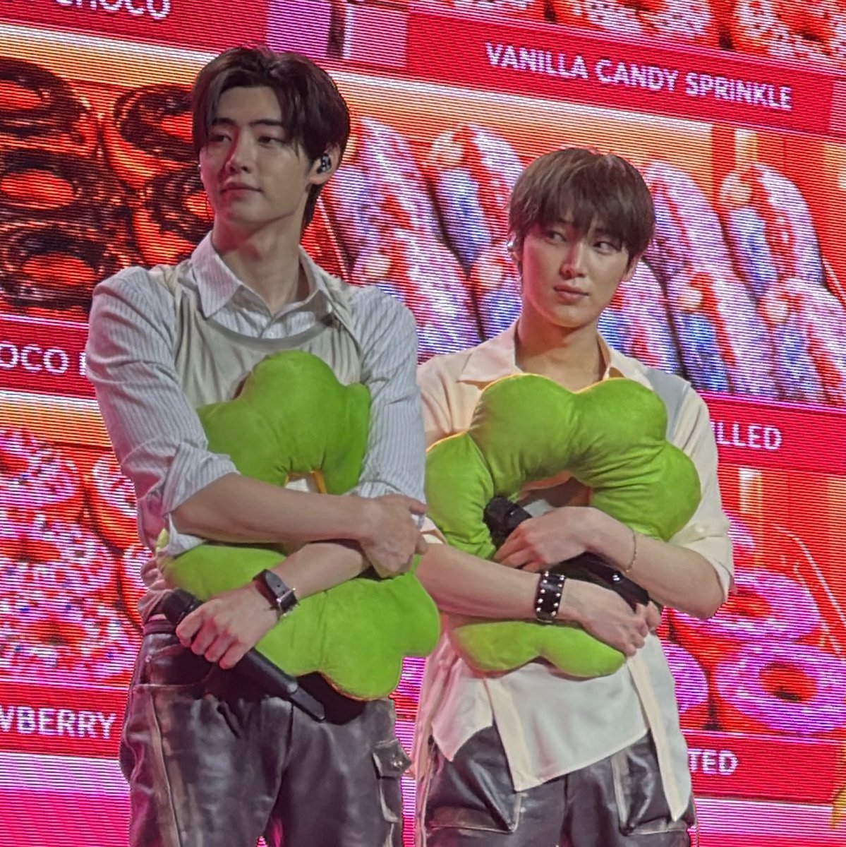 iivysun's tweet photo. cute how sunsun both chose the matcha mochi donut https://t.co/EGSAL45L3W