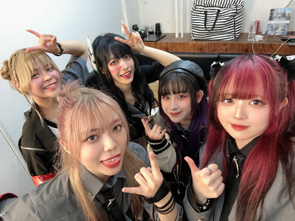 PaleNeO_info's tweet photo. 本日はGARRET udagawaにて ZEPHYREN × SHIBUYA THE GAME presents『In The Family FEST 2026』に出演いたしました！！！

激アツのイベント、激アツのライヴありがとうございました🔥🙌

次回はワンマンツアー "Voyage in UNISØN"新潟公演、長野公演2Days✌️

♦10月10日(土) 新潟・GOLDENPIGS-BLACK STAGE-
♦10月11日(日) 長野・LIVEHOUSE ALECX

会場でお会いしましょう🫶

一般チケットは好評発売中です🎫 
♦ローソンチケット 
受付URL：https://t.co/g2FEzpMhQW
♦イープラス 
受付URL：https://t.co/nzWxYOR6uh     

#ITFF2026
#PaleNeØ #PaleNeO #パレネオ #UNISØN