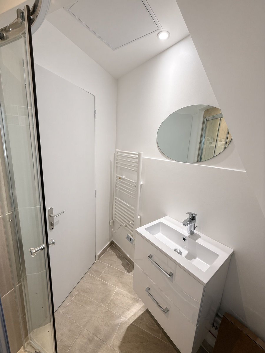 BTPDesign1's tweet photo. Salle d'eau sous comble. Douche, sèche-serviette, vasque. Le chauffage de la pièce d'eau se prévoit avec l'isolation, pas après.
BTP Design, Paris 5e.
https://t.co/NwLE7VMSev https://t.co/okg2t8hT9B