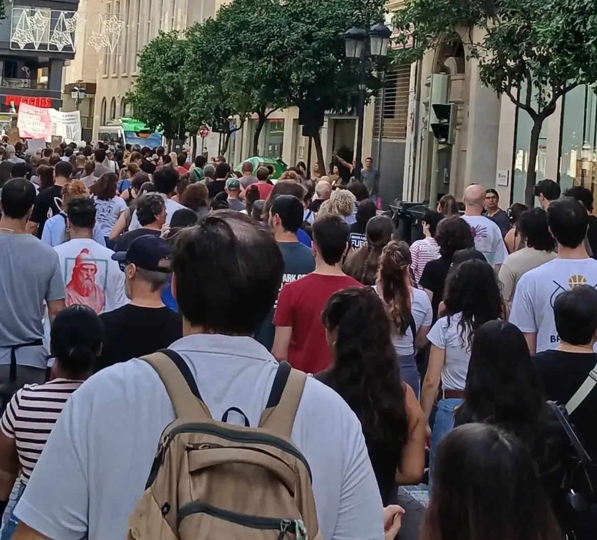 LaCosaNostraCS's tweet photo. NI CASES SENSE GENT, NI GENT SENSE CASES

Avui La Cosa Nostra hem eixit als carrers de Castelló pel dret a sostre.

L’habitatge és una qüestió de classe: mentre uns acumulen cases, altres venem la nostra força de treball per tindre un sostre.

ORGANITZAR · EXPROPIAR · TRANSFORMAR https://t.co/uKcAS5Igay