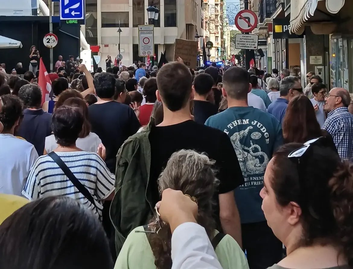 LaCosaNostraCS's tweet photo. NI CASES SENSE GENT, NI GENT SENSE CASES

Avui La Cosa Nostra hem eixit als carrers de Castelló pel dret a sostre.

L’habitatge és una qüestió de classe: mentre uns acumulen cases, altres venem la nostra força de treball per tindre un sostre.

ORGANITZAR · EXPROPIAR · TRANSFORMAR https://t.co/uKcAS5Igay