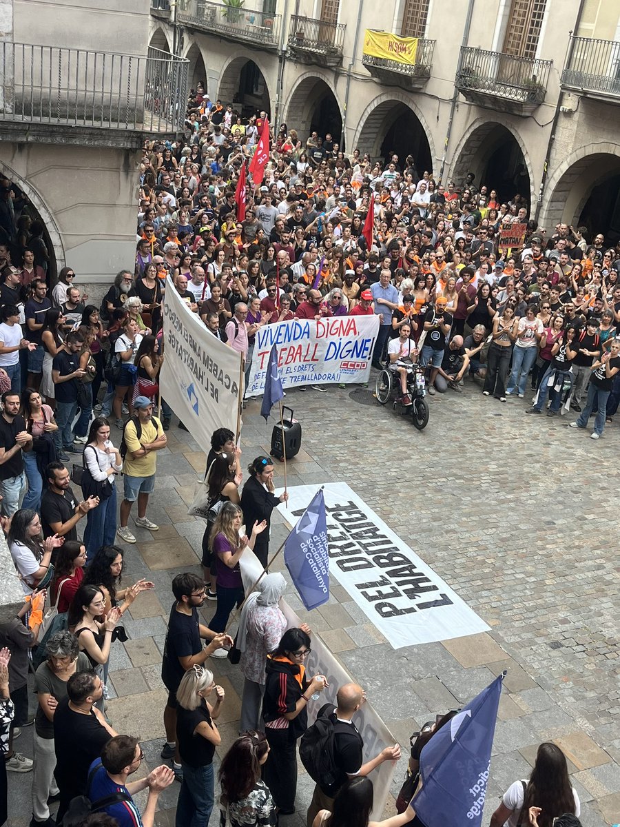 AmySabaly's tweet photo. #Viure és un dret. No és un negoci ni un privilegi.
L’#habitatge també hauria de ser un dret innegociable.

En defensa d’un habitatge #digne, #assequible i #garantit per a tothom. https://t.co/90pzyzCbaE