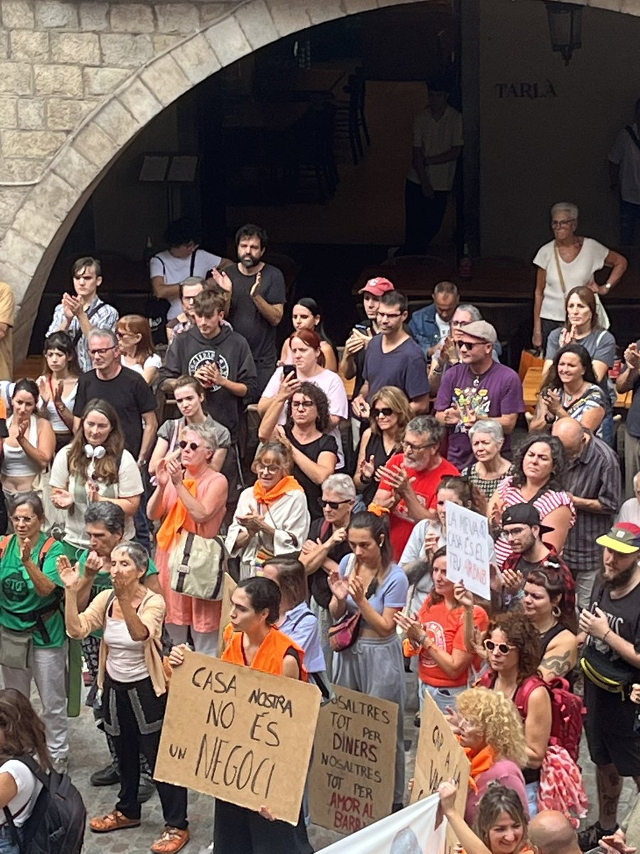 AmySabaly's tweet photo. #Viure és un dret. No és un negoci ni un privilegi.
L’#habitatge també hauria de ser un dret innegociable.

En defensa d’un habitatge #digne, #assequible i #garantit per a tothom. https://t.co/90pzyzCbaE