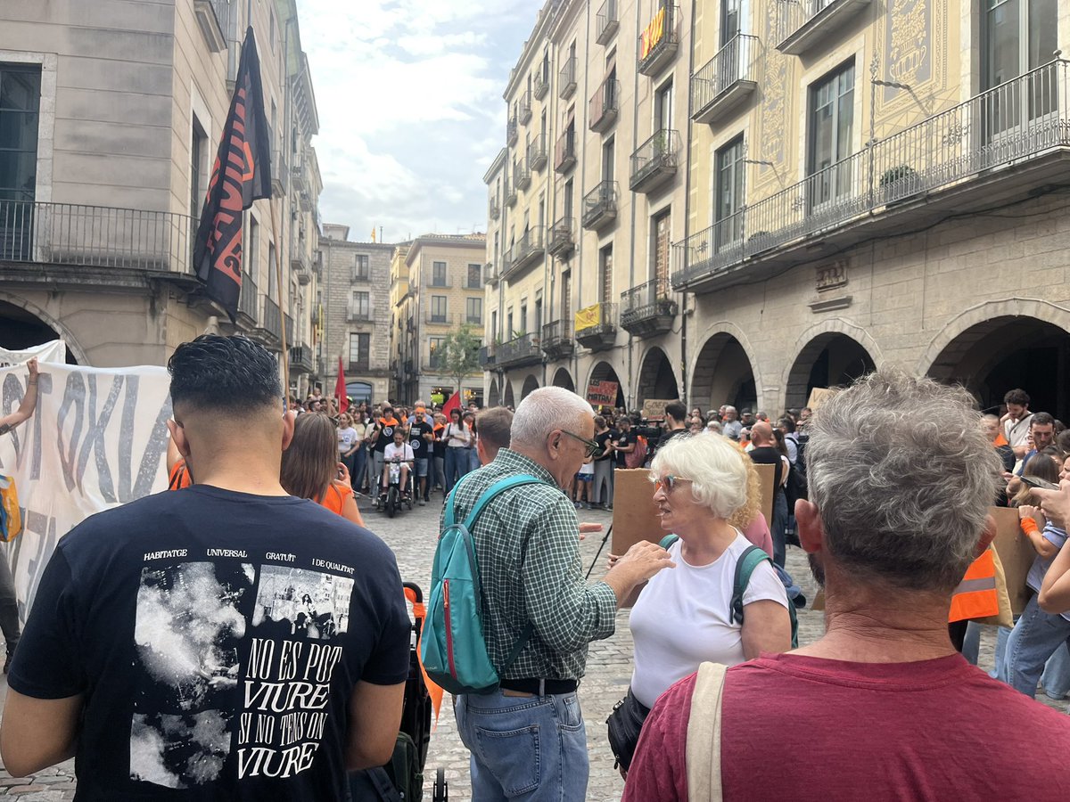 AmySabaly's tweet photo. #Viure és un dret. No és un negoci ni un privilegi.
L’#habitatge també hauria de ser un dret innegociable.

En defensa d’un habitatge #digne, #assequible i #garantit per a tothom. https://t.co/90pzyzCbaE