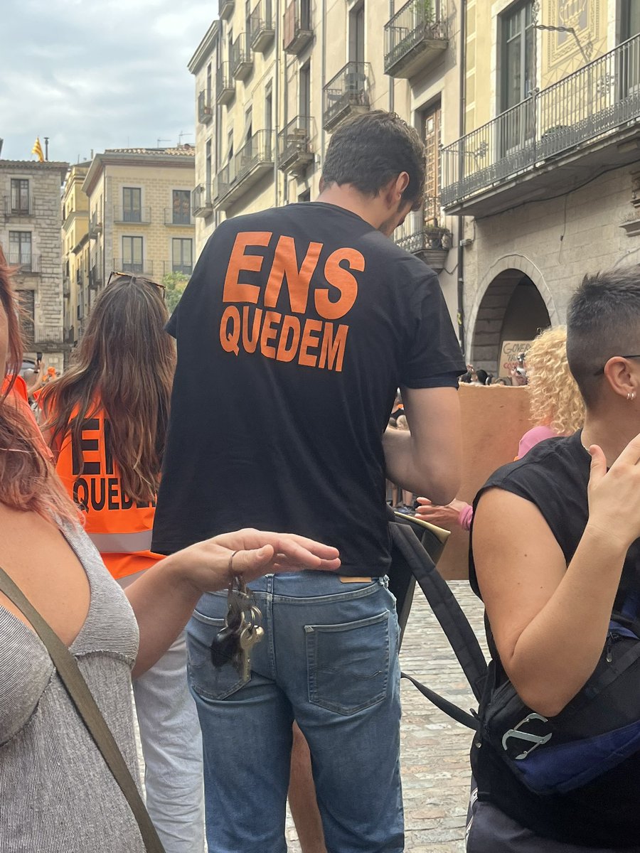 AmySabaly's tweet photo. #Viure és un dret. No és un negoci ni un privilegi.
L’#habitatge també hauria de ser un dret innegociable.

En defensa d’un habitatge #digne, #assequible i #garantit per a tothom. https://t.co/90pzyzCbaE