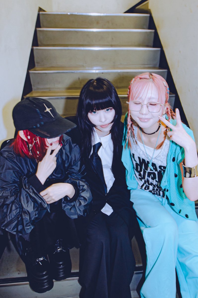 MulasakiIma's tweet photo. 紫 今、東京SOLD公演ありがとうございました。
次はZeppで遊びましょう。

今日、あの瞬間、始まったって、
今民の顔を見て、熱量を浴びて確信しました。
クアトロソールドに辿り着くまで簡単じゃなかったけれど、時間をかけてあの空間を築き上げてきたこと、良かったと心から思えました。
でも、まだ序章であり、ここからです。

このシェルターを大きくして、いつか
ドームに辿り着きます。
今民、ついてきてね。

Asakuraとyowaにゃんも駆けつけてくれて
ありがとう。

#紫今_PURPLESHELTER