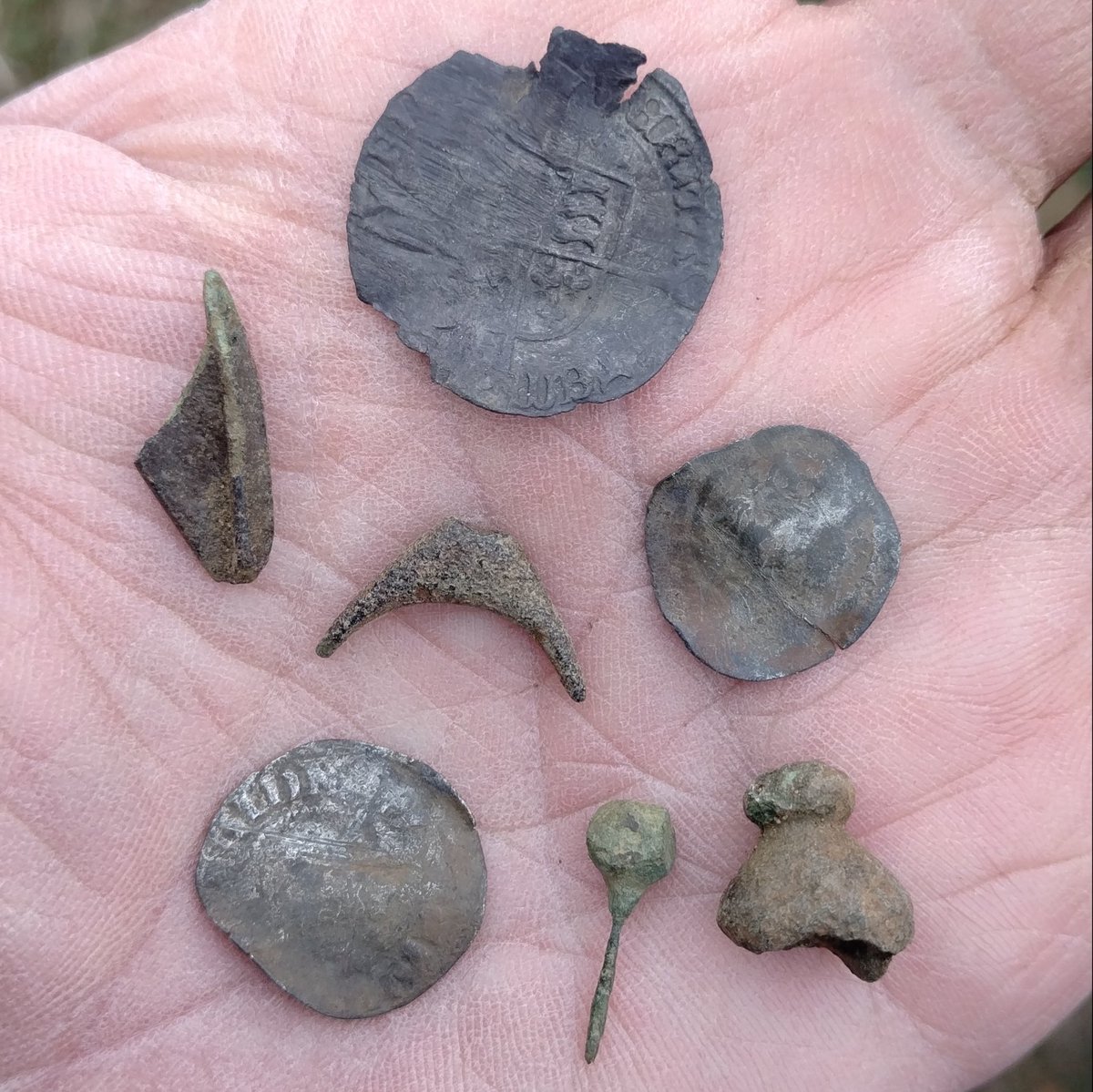 SDetectorist's tweet photo. I've had worse sessions 😁

No idea on bottom right, definitely part of a something 🤔 https://t.co/B93T4tgYgS
