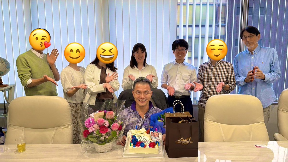 2ndgen_hr's tweet photo. 【中山先生お誕生日会㊗️】
最近お誕生日を迎えた中山先生のお祝いをしました！！
オーダーメイドケーキの再現度が高かったです🎂✨
今年もお祝いできて嬉しかったです！
素敵な一年になりますように祈
#二世の会　#HappyBirthday https://t.co/lKbMBh8SUJ