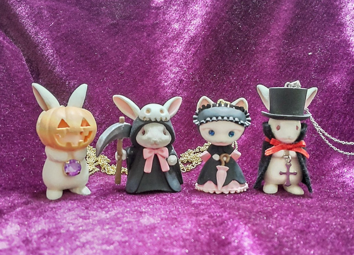 AliceUsamajo's tweet photo. 🎃イベント出展情報🎃
明日、2026年10月4日（日）ゴシック&amp;ロリータマーケット15に出展します。当日は写真の子たちをはじめ新作や定番など色々アクセサリーを揃えてお持ちするので、ぜひぜひ足をお運びください。今回は新宿開催ですのでアクセスも良好です🎵
ブースNo.D-11,12です🐈‍⬛
#GLM
#GLM15 https://t.co/eWRZlgze6G