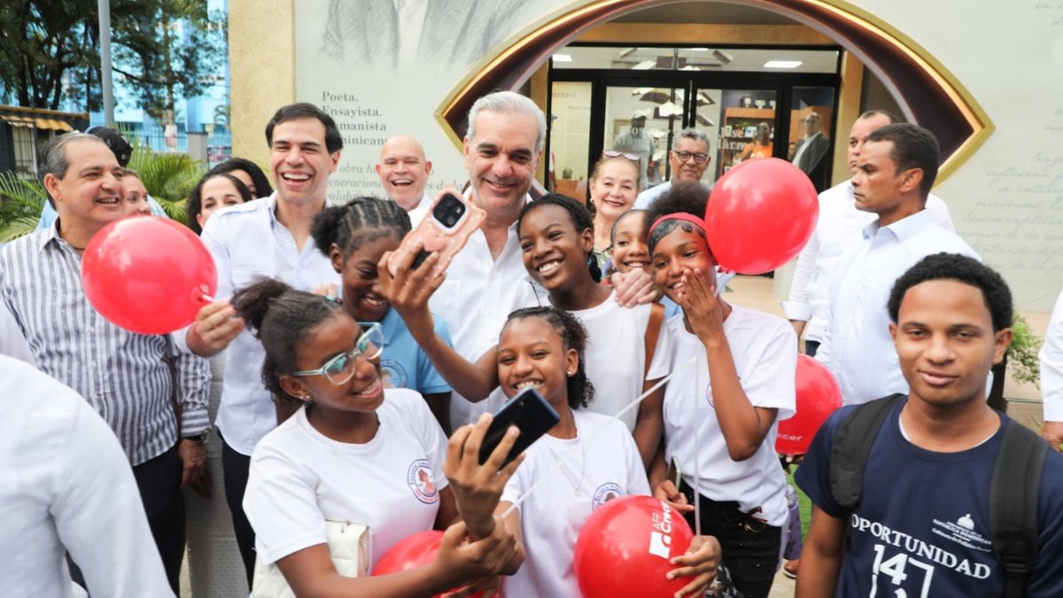 diariosdrd's tweet photo. Abinader resalta el éxito de la FILSD 2026 y llama a niños y jóvenes a convertir la lectura en hábito

#FILSD2026 #FeriaDelLibro #Lectura #Cultura #Abinader #Educación #RD #DSD
🔗https://t.co/yOBFfCbI0o https://t.co/EPf2Q4WK5L
