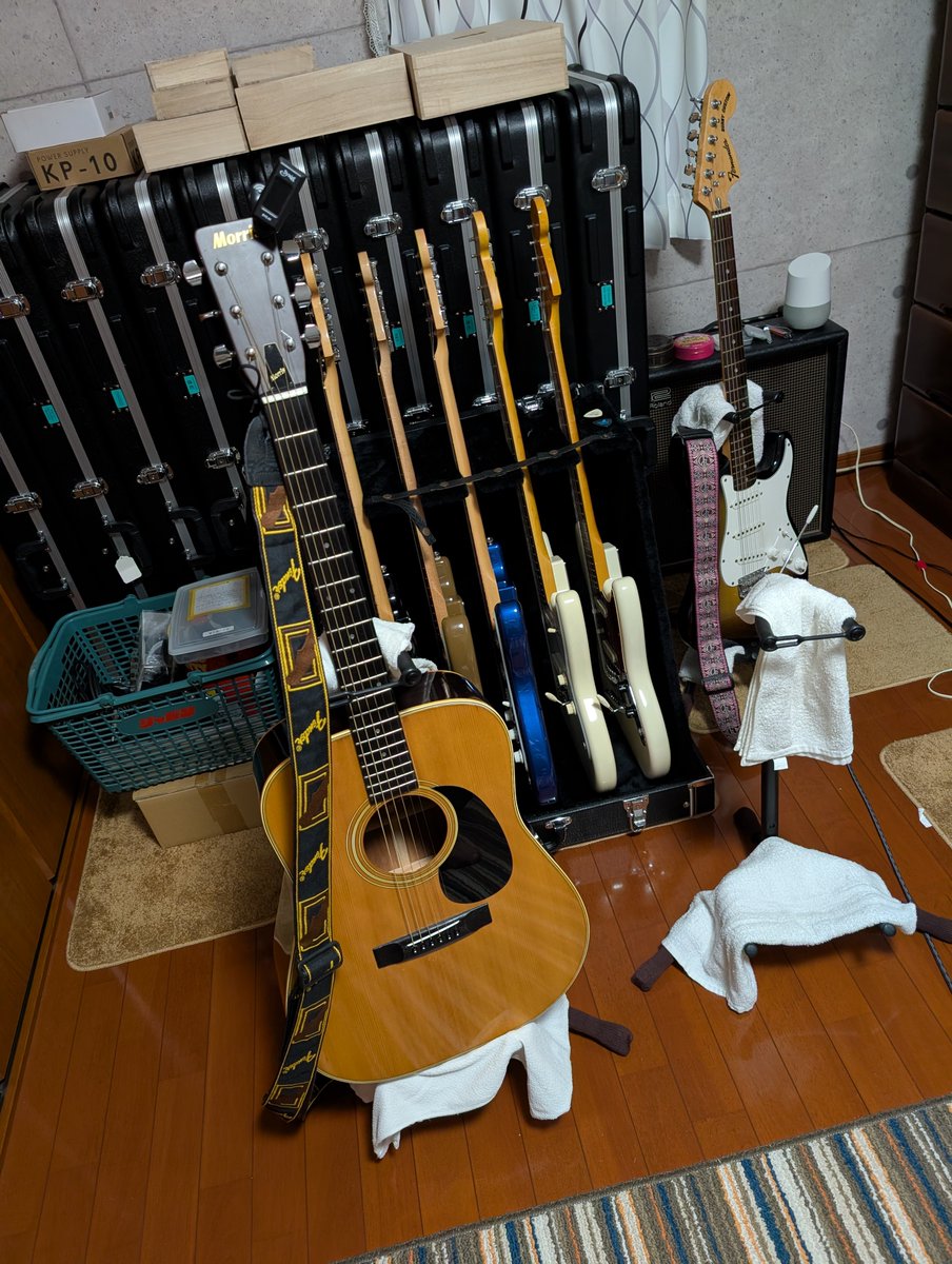 liveinosaka0220's tweet photo. 小学生の頃、チューニングは音叉で5弦を合わして各弦ハーモニクスで合わしていた。今の人は知らんやろな〜。
今はチューナーでするのが一般的。
小学生の時分に買った音叉A。
Morris W-20も小学生の頃のモデル。
トンボのハーモニカはホルダー共に無くなった。
また買うかな〜。
#音叉
#morris https://t.co/XRZaMCcIO9
