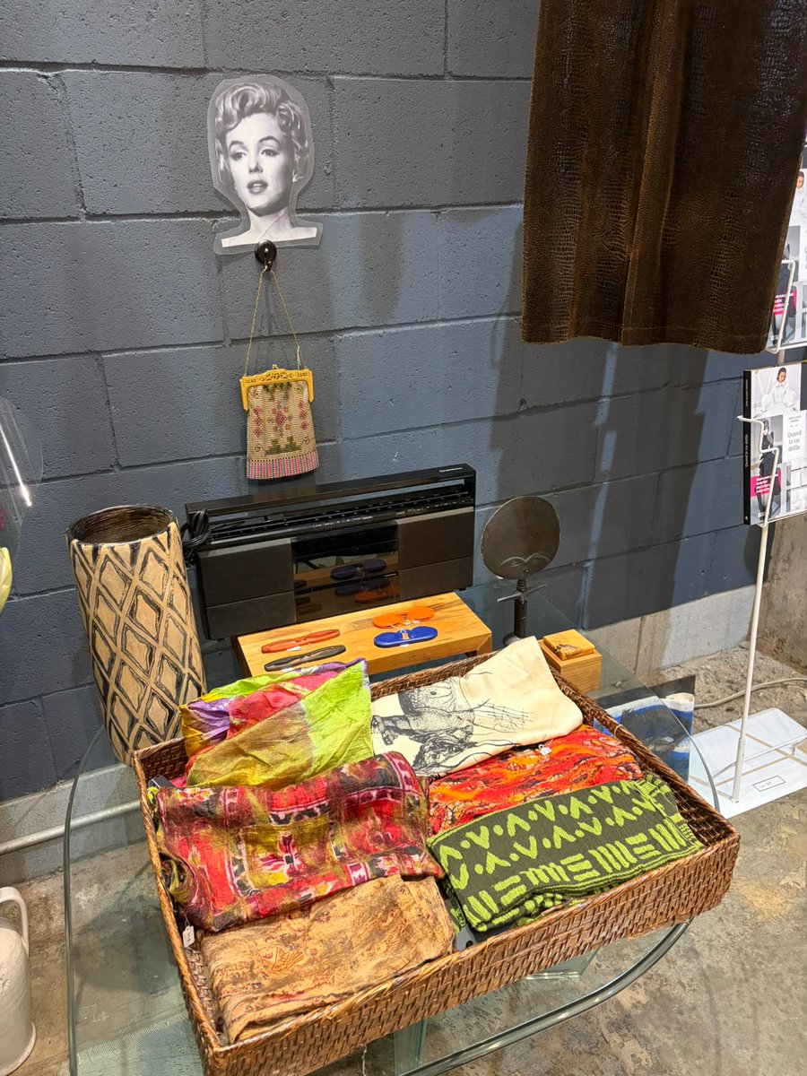 DLVisionMode's tweet photo. Découvrez chez La Pompadour MTL, jusqu'au 31 décembre prochain, l'exposition-vente Confidences &amp; Création dévoilant des objets précieux et souvenirs appartenant au mythique couple @PoitrasDesign et Colette Chicoine. #LaPompadourMTL #DLVisionMode

https://t.co/rvvRy4db2K https://t.co/gQFcE7DTMO