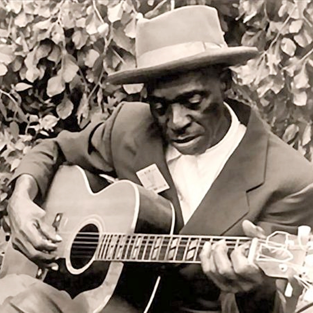 BluesRock4149's tweet photo. こんばんは
御命日ですので…
幽玄のDelta Bluesman
奇天烈摩訶不思議 Open Dm Tuning
おどろおどろしいFalsetto Voice
墓場の土の下から女を怨む
不気味で美しい Deep Blues
いかがでしょう…
#Skip_James
#Cypress_Grove_Blues
🎵 https://t.co/7M6zCPsUX8 https://t.co/cyLeQkyEaj