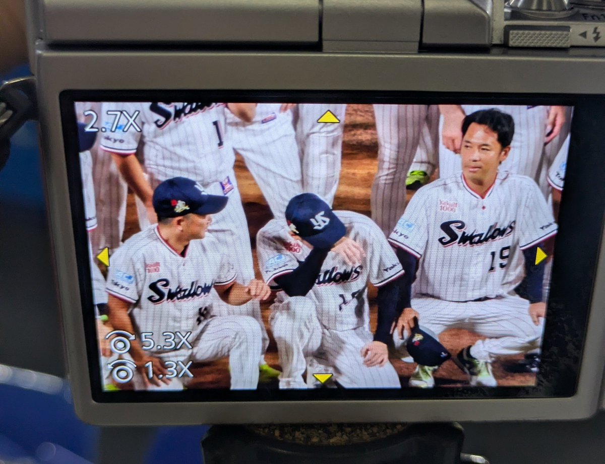 yaku_fan09's tweet photo. これは石川さんの隣を陣取って泣いてる石山泰稚 https://t.co/aeSqbK13nL