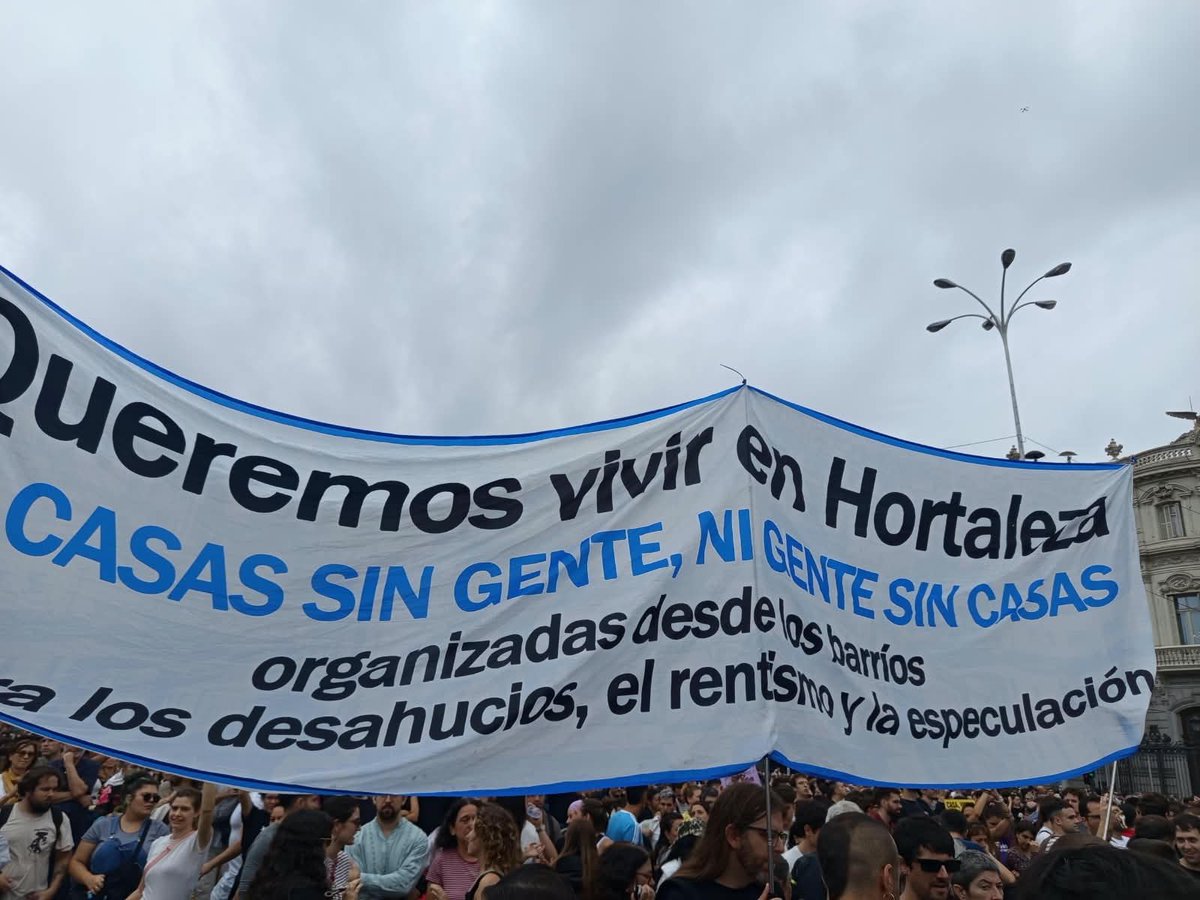 AVLaUnion's tweet photo. Queremos vivir en Hortaleza
Derecho a techo.
Vivienda digna
Fuera fondos buitres de nuestros barrios
#NosQuedamos https://t.co/Ln0p5TnYkm
