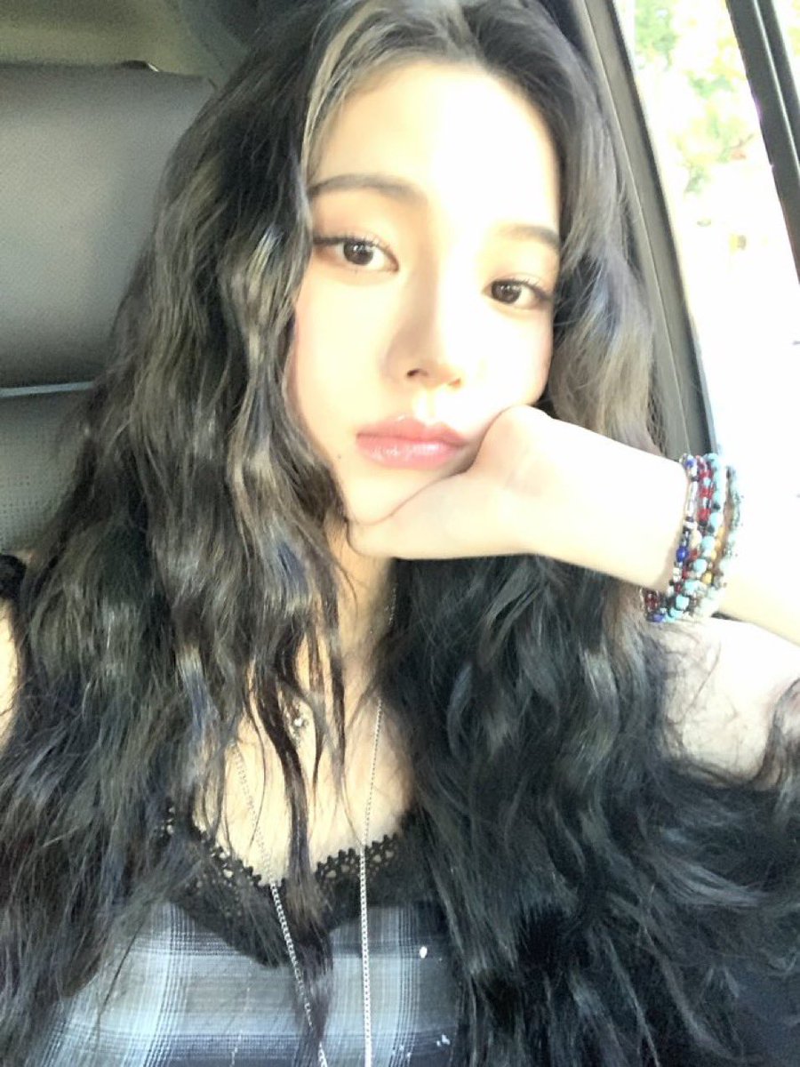 rinablu_'s tweet photo. karina and this gay ass filter 😭 https://t.co/80E25dWZEH