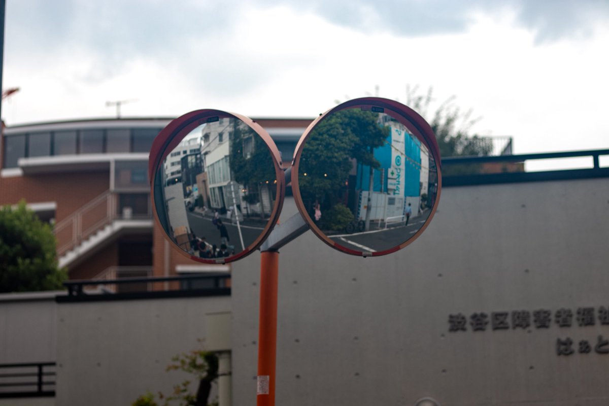 hidekick's tweet photo. ミラーに映るもの

#StreetPhotography
#ExploreTokyo https://t.co/ae2M3rIruO