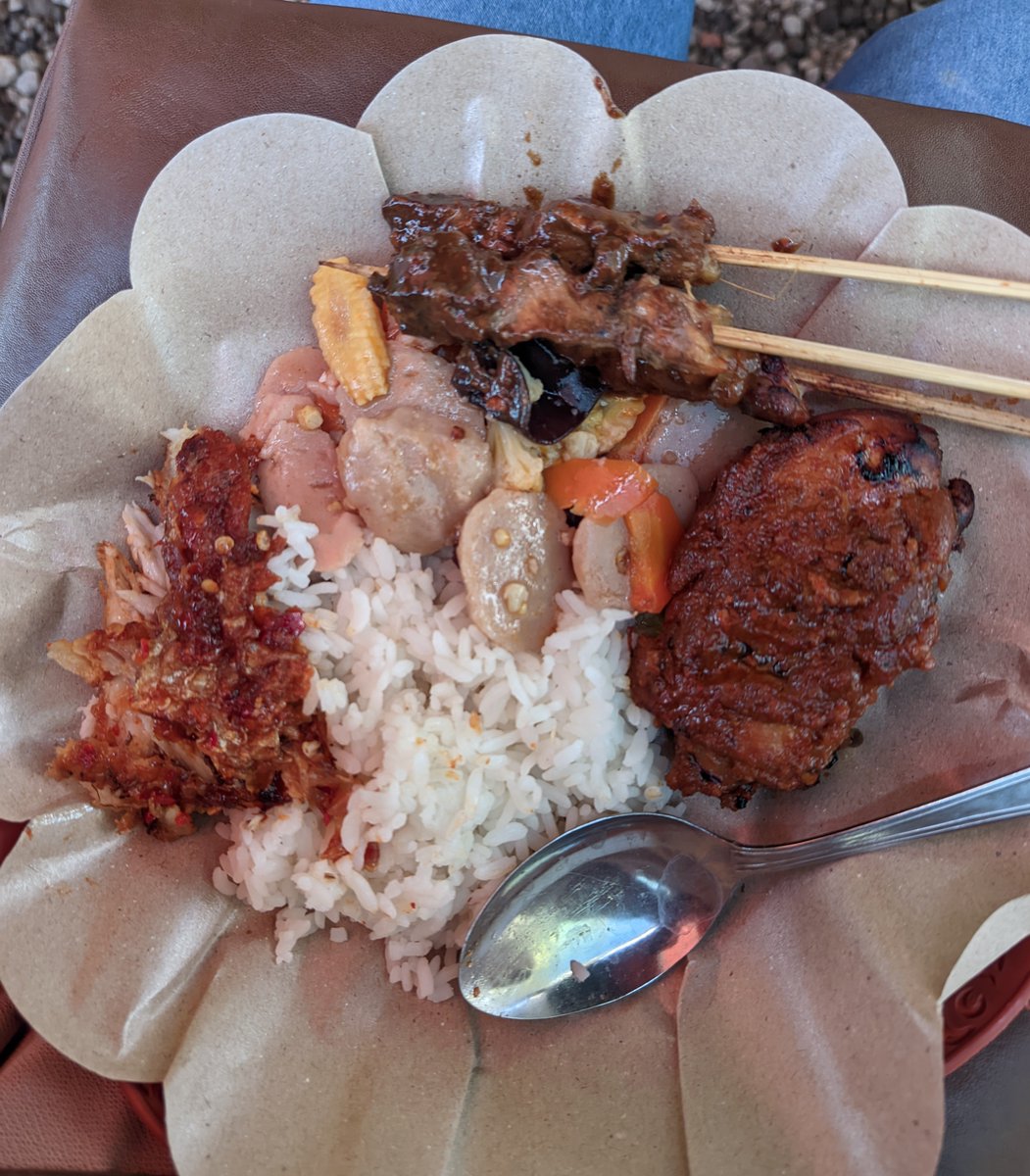 annschbrng's tweet photo. klo dateng k acara prasmanan, nasinya dikit aja trus ambil smua lauk yg dipengen dikit2 tp rata HAHAHAHAA
enak dan ga kekenyangan 😋 https://t.co/ibkZ5s7MhF