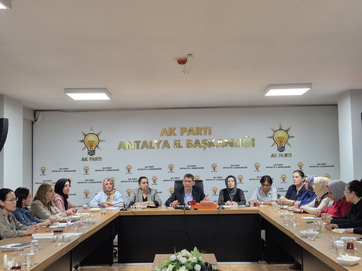 GlinZboz's tweet photo. 📍Antalya İl Başkanlığı

İl Başkanımız Ali Çetin ve İl Yürütme Kurulu Üyelerimizin katılımlarıyla aylık İlçe Başkanları Toplantımızı gerçekleştirdik.

Antalya’mızın hedefleri ve teşkilat çalışmalarımızı değerlendirdiğimiz toplantımızda, birlik ve koordinasyon içerisinde çalışmalarımızı istişare ettik.

Birlikte çalışıyor, birlikte yol yürüyoruz. 🇹🇷

@tugbaisikercan 
@alicetin_07 
@akkadinantalya