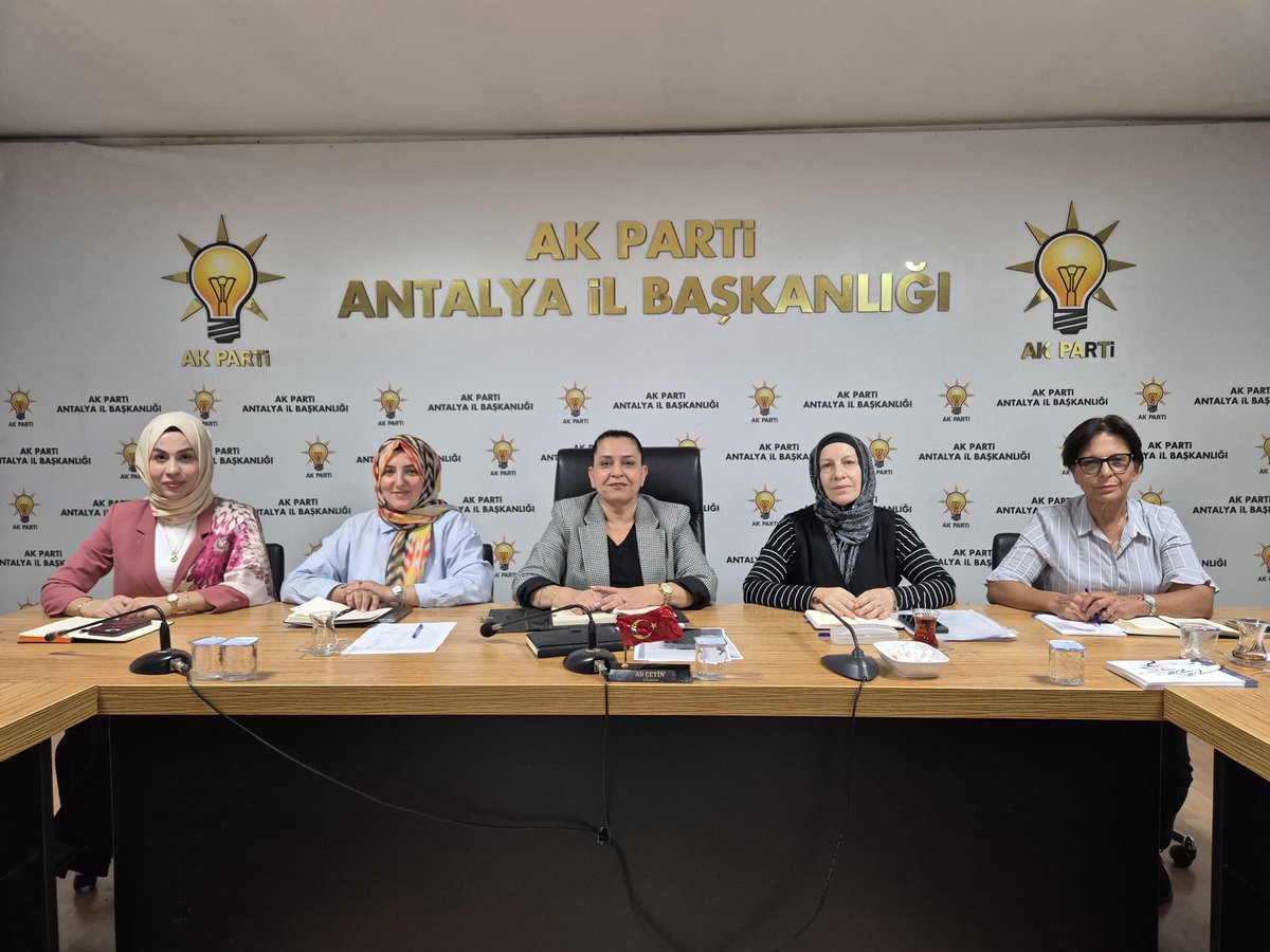 GlinZboz's tweet photo. 📍Antalya İl Başkanlığı

İl Başkanımız Ali Çetin ve İl Yürütme Kurulu Üyelerimizin katılımlarıyla aylık İlçe Başkanları Toplantımızı gerçekleştirdik.

Antalya’mızın hedefleri ve teşkilat çalışmalarımızı değerlendirdiğimiz toplantımızda, birlik ve koordinasyon içerisinde çalışmalarımızı istişare ettik.

Birlikte çalışıyor, birlikte yol yürüyoruz. 🇹🇷

@tugbaisikercan 
@alicetin_07 
@akkadinantalya