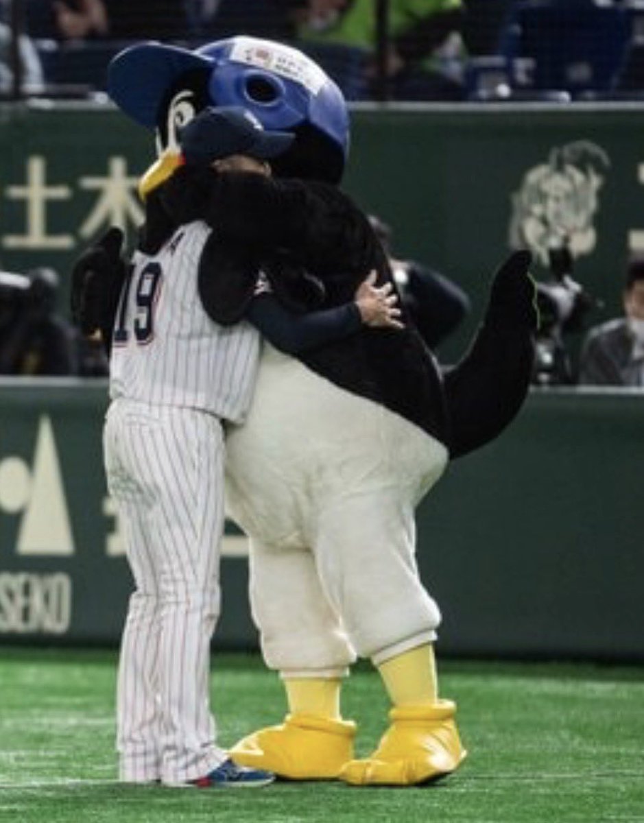 all_for_IWATA's tweet photo. 『親友、今日もどこかで見てくれてるかな？話したい事はたくさん有ります！また一緒にパトロール行って、るーびー飲みましょう！！本当にありがとう！！！』

昨年亡くなった、つば九郎を長らくお支えに
なったスタッフさんへのメッセージだよね、これ😂涙が止まらん😭
#石川雅規 投手 #つば九郎 https://t.co/8x3ehzqfk9