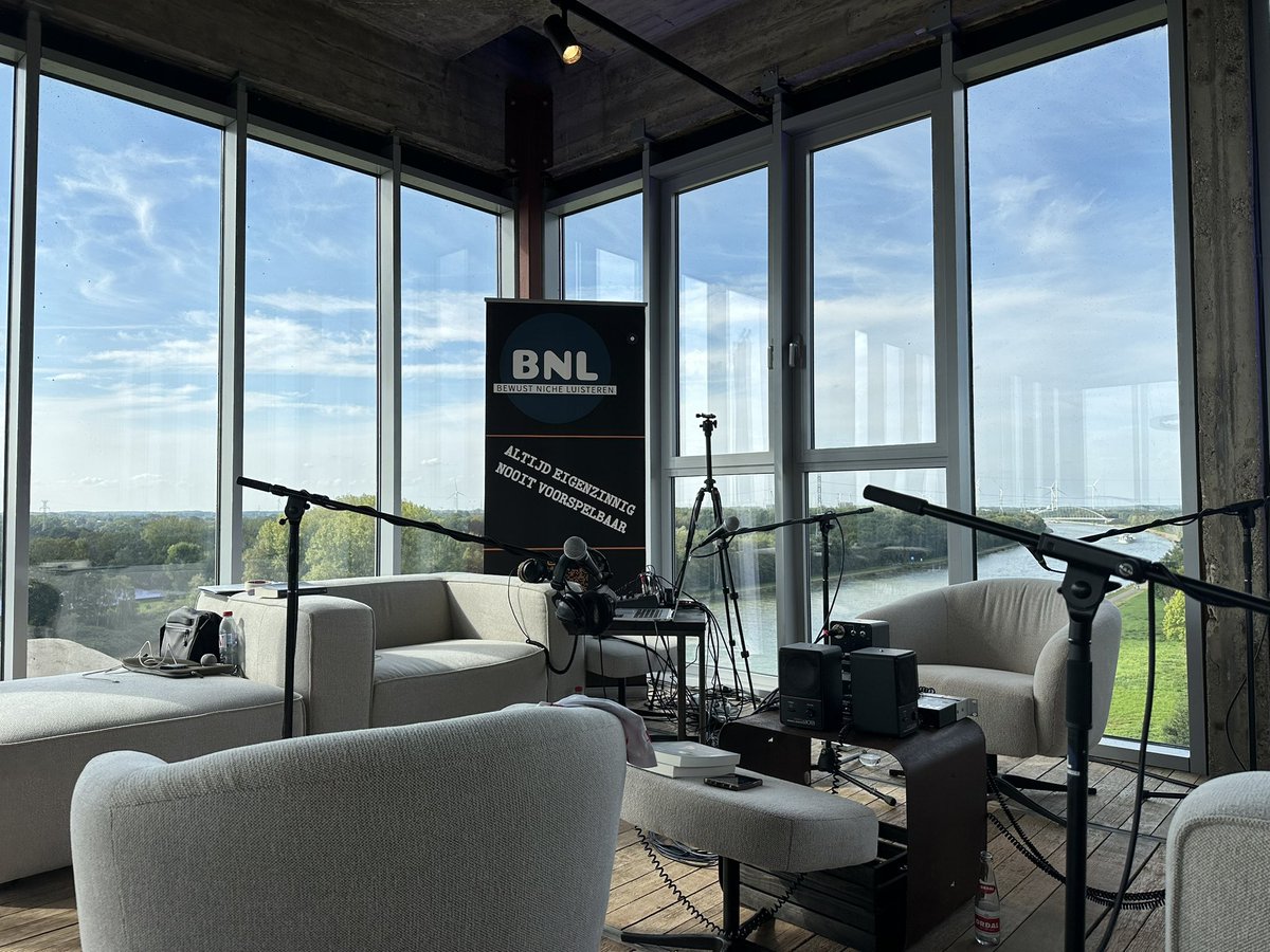 LucColemont's tweet photo. A ‘waiting room with a view” 😉

Klaar in Beringen-Paal in Waterfront Tower voor interview bij Radio BNL (104.9 FM en via website) voor 24u-marathon met Wim &amp; Silke 📻🎤

Samen aan tafel met Roger Housen 🍀

Het gaat zeker niet alleen over @StopDarmkanker gaan 🙏 https://t.co/FNXnJ7U3OE