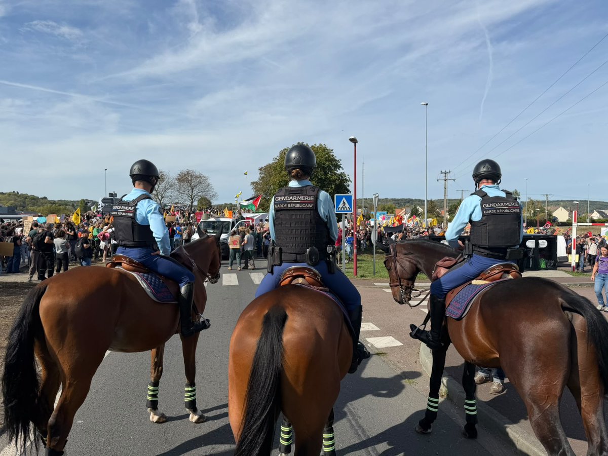 Prefet27's tweet photo. #Manifestation | Un cortège de 8 000 manifestants s'est élancé sur la RD 6015 entre #Gaillon et #SaintPierreLaGarenne, encadré notamment par la Garde Républicaine 🐴 https://t.co/caFPMOtx8j
