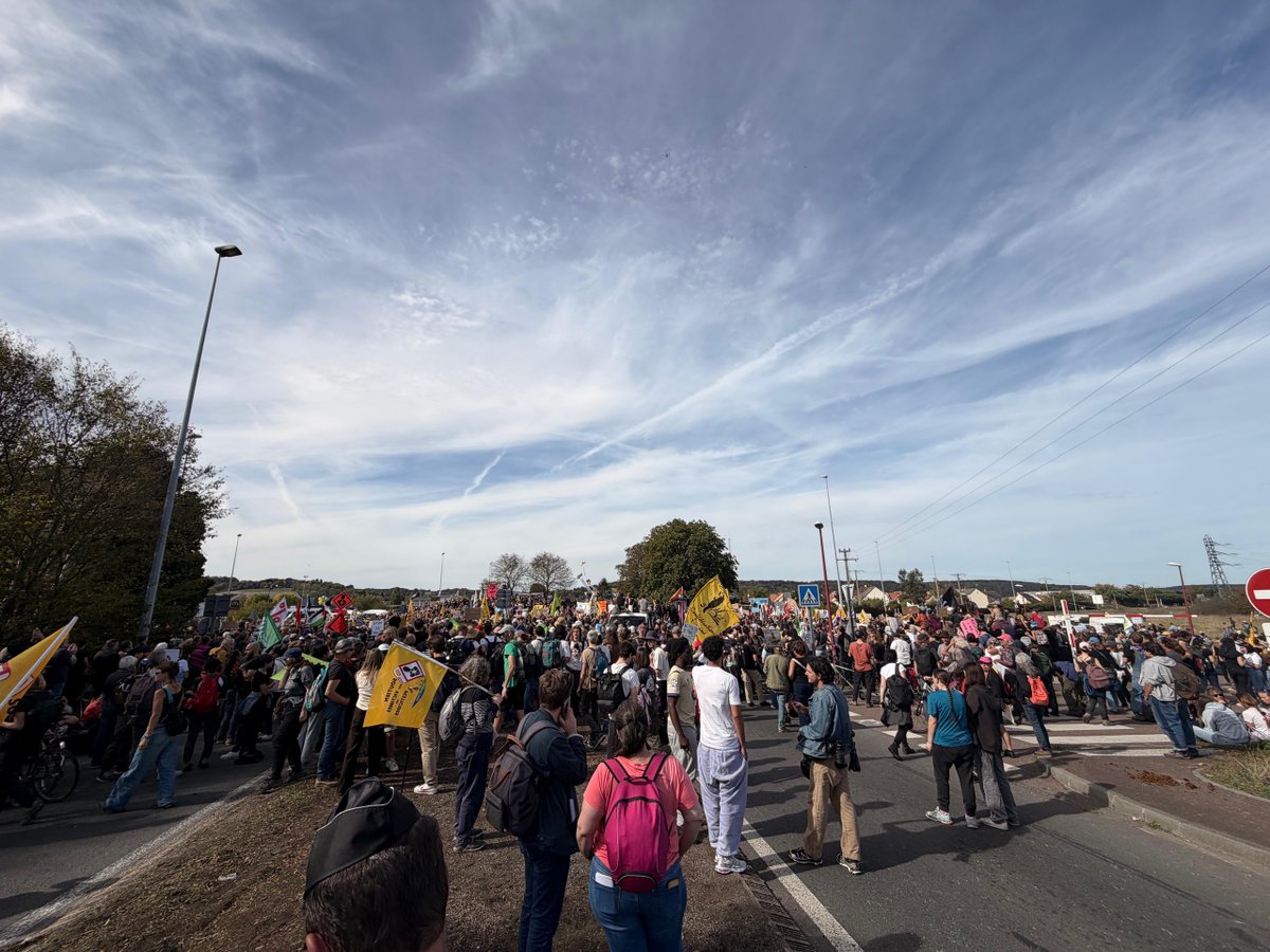 Prefet27's tweet photo. #Manifestation | Un cortège de 8 000 manifestants s'est élancé sur la RD 6015 entre #Gaillon et #SaintPierreLaGarenne, encadré notamment par la Garde Républicaine 🐴 https://t.co/caFPMOtx8j