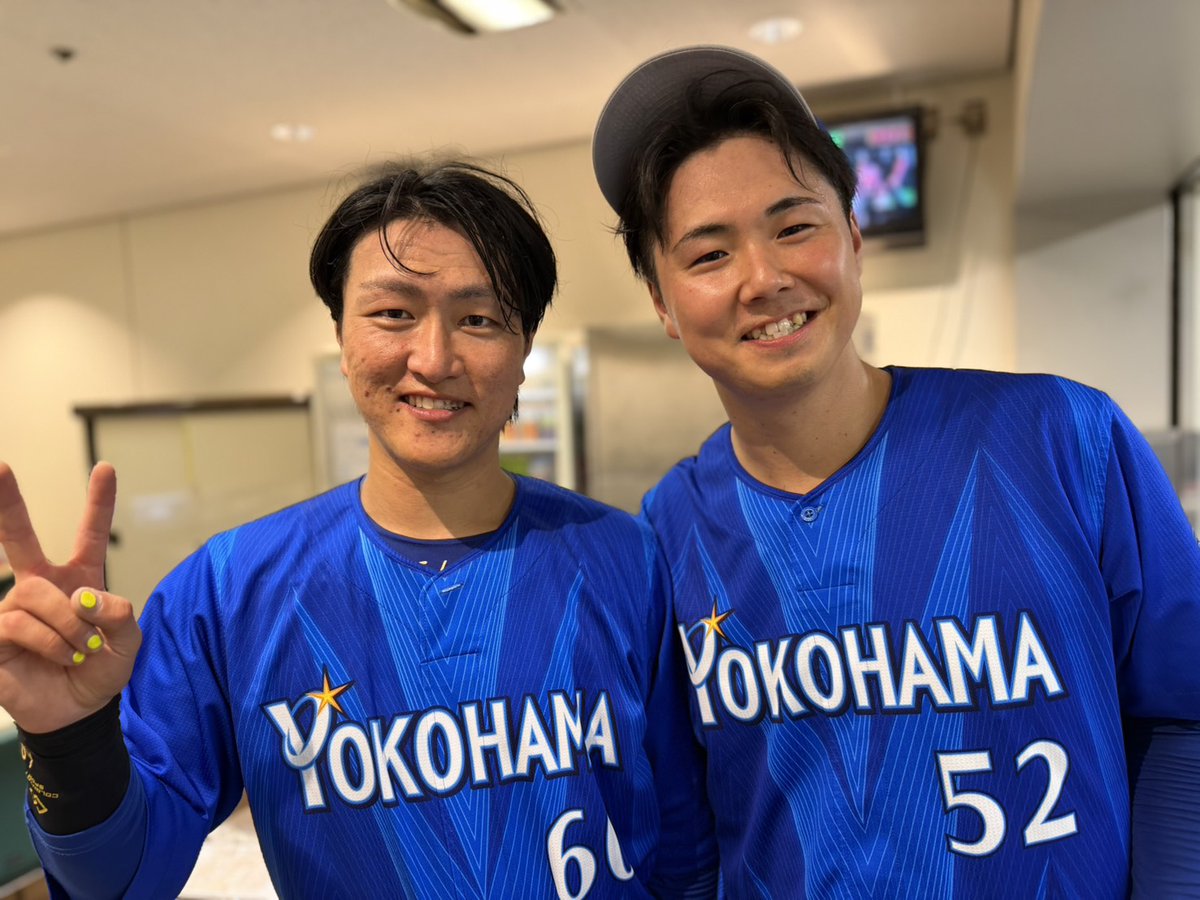 ydb_yokohama's tweet photo. 勝負強さを見せて勝ち越しタイムリー！🌟
＆
9回のマウンドを三者凡退に封じてプロ初セーブ！👏

#古市尊 選手 #浜地真澄 選手
#試合後フォト
#東京ドーム
#限界のその先へ  
#baystars https://t.co/PSNcOjhMiw